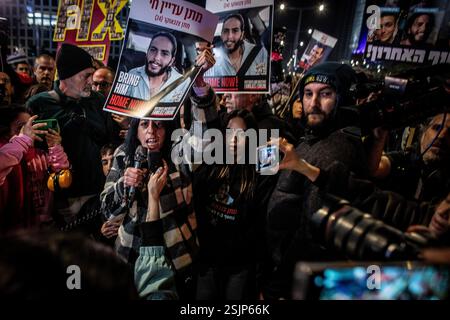 Tel Aviv, Israele. 10 febbraio 2025. Einav Zangauker rinvia la foto di suo figlio Matan durante una dimostrazione. Hamas ha intenzione di rimandare il prossimo rilascio previsto di tre ostaggi questo sabato. Il presidente DEGLI STATI UNITI Donald Trump ha detto che se Hamas non rilascia tutti gli ostaggi rimasti da Gaza entro mezzogiorno di sabato, Israele dovrebbe annullare il cessate il fuoco e ''lasciare che l'inferno evadere' (immagine di credito: © Eyal Warshavsky/SOPA Images via ZUMA Press Wire) SOLO USO EDITORIALE! Non per USO commerciale! Foto Stock