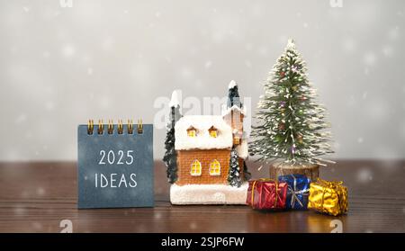 Idee per notebook 2025. Concetto di nuove idee e scoperte di innovazione. Visione, pianificazione nel nuovo anno. Albero di Natale, casa e regali. Atmosfera festosa Foto Stock