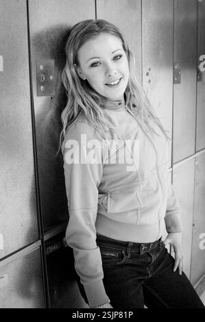 ROSIE RIBBONS, CONCERTO SCOLASTICO, 2003: La pop star gallese Rosie Ribbons suona un concerto alla Radyr Comprehensive School vicino a Cardiff, Galles, Regno Unito, l'11 marzo 2003. Foto: Rob Watkins. INFO: Rosemary 'Rosie' Ribbons (Londra, 22 luglio 1983) è una cantautrice gallese. Ha raggiunto la fama diventando una delle finaliste del talent show ITV1 Pop Idol. Successivamente, ha continuato ad avere due top 20 nel Regno Unito. Più tardi si trasferì in Australia per continuare la sua carriera di cantante. Foto Stock