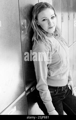 ROSIE RIBBONS, CONCERTO SCOLASTICO, 2003: La pop star gallese Rosie Ribbons suona un concerto alla Radyr Comprehensive School vicino a Cardiff, Galles, Regno Unito, l'11 marzo 2003. Foto: Rob Watkins. INFO: Rosemary 'Rosie' Ribbons (Londra, 22 luglio 1983) è una cantautrice gallese. Ha raggiunto la fama diventando una delle finaliste del talent show ITV1 Pop Idol. Successivamente, ha continuato ad avere due top 20 nel Regno Unito. Più tardi si trasferì in Australia per continuare la sua carriera di cantante. Foto Stock