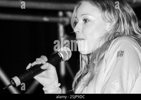 ROSIE RIBBONS, CONCERTO SCOLASTICO, 2003: La pop star gallese Rosie Ribbons suona un concerto alla Radyr Comprehensive School vicino a Cardiff, Galles, Regno Unito, l'11 marzo 2003. Foto: Rob Watkins. INFO: Rosemary 'Rosie' Ribbons (Londra, 22 luglio 1983) è una cantautrice gallese. Ha raggiunto la fama diventando una delle finaliste del talent show ITV1 Pop Idol. Successivamente, ha continuato ad avere due top 20 nel Regno Unito. Più tardi si trasferì in Australia per continuare la sua carriera di cantante. Foto Stock