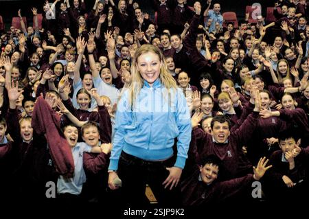 ROSIE RIBBONS, CONCERTO SCOLASTICO, 2003: La pop star gallese Rosie Ribbons suona un concerto alla Radyr Comprehensive School vicino a Cardiff, Galles, Regno Unito, l'11 marzo 2003. Foto: Rob Watkins. INFO: Rosemary 'Rosie' Ribbons (Londra, 22 luglio 1983) è una cantautrice gallese. Ha raggiunto la fama diventando una delle finaliste del talent show ITV1 Pop Idol. Successivamente, ha continuato ad avere due top 20 nel Regno Unito. Più tardi si trasferì in Australia per continuare la sua carriera di cantante. Foto Stock