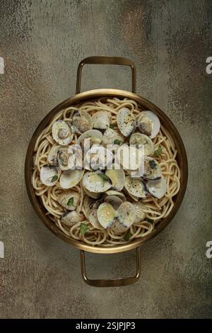 Spaghetti con vongole, in salsa di panna, carbonara, in una padella di ottone, fatti in casa, vista dall'alto, nessuno Foto Stock
