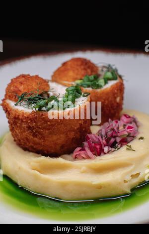 Cotolette deliziose con soffici purè di patate servite al ristorante. La foto perfetta per un menu, un blog culinario o un annuncio pubblicitario per il catering Foto Stock