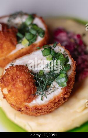 Cotolette deliziose con soffici purè di patate servite al ristorante. La foto perfetta per un menu, un blog culinario o un annuncio pubblicitario per il catering Foto Stock