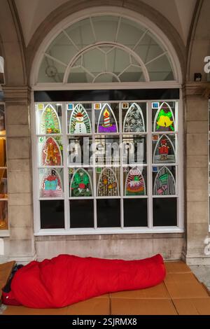 Inghilterra, Kent, Canterbury, Canterbury High Street, Rough Sleeper all'ingresso Foto Stock