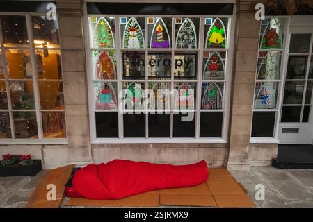 Inghilterra, Kent, Canterbury, Canterbury High Street, Rough Sleeper all'ingresso Foto Stock