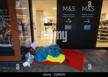 Inghilterra, Kent, Canterbury, Canterbury High Street, Rough Sleeper all'ingresso Foto Stock