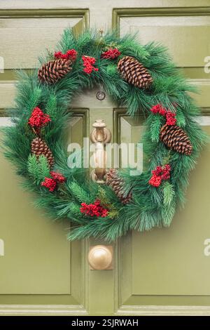 Inghilterra, Kent, Sandwich, corona di Natale appesa alla porta Foto Stock