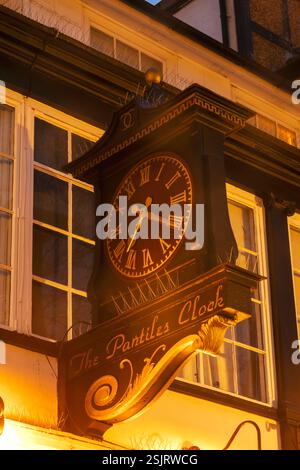 Inghilterra, Kent, Tunbridge Wells, Pantiles, il Pantiles Clock Foto Stock