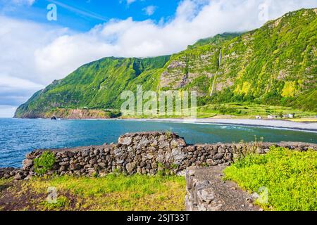 Splendida spiaggia di Faja grande sulla costa occidentale dell'isola di Flores, Azzorre, Portogallo Foto Stock