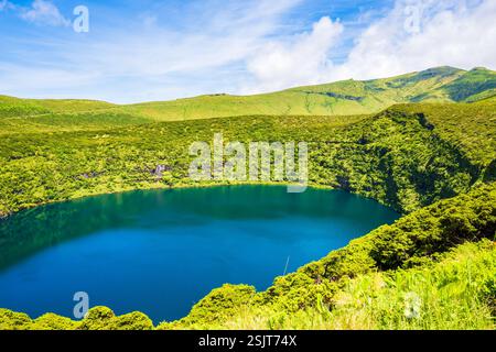 Vista del lago nella caldera vulcanica di Caldeira Negra, isola di Flores, Azzorre, Portogallo Foto Stock