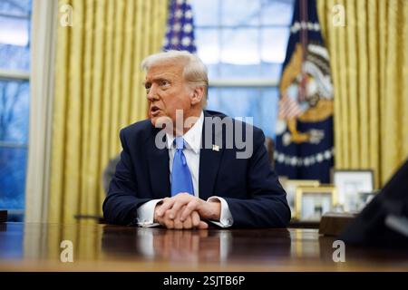 Washington, Stati Uniti d'America. 11 febbraio 2025. Il presidente DEGLI STATI UNITI Donald Trump fa osservazioni ai media nell'ufficio ovale della Casa Bianca, mentre incontra Elon Musk, a Washington DC martedì 11 febbraio 2025. Credito: Aaron Schwartz/Pool/Sipa USA credito: SIPA USA/Alamy Live News Foto Stock