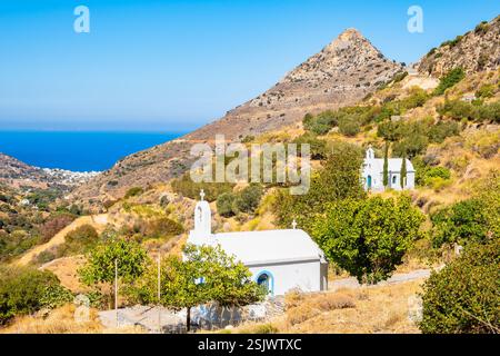 Piccole cappelle greche tra paesaggi agricoli di montagna, isola di Naxos, Cicladi, Grecia Foto Stock