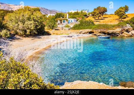 Splendida baia di mare con spiaggia sabbiosa, isola di Naxos, Cicladi, Grecia Foto Stock