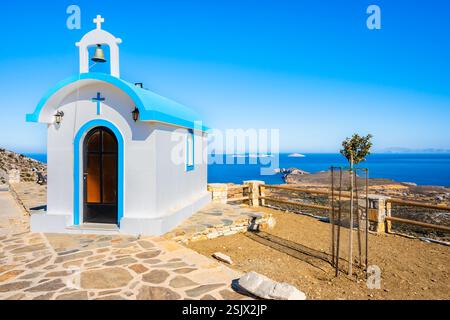 Piccola cappella nel paesaggio montano con vista mare, isola di Naxos, Cicladi, Grecia Foto Stock