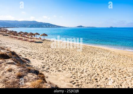 Vista della spiaggia sabbiosa di Plaka e del mare blu, dell'isola di Naxos, delle Cicladi, della Grecia Foto Stock