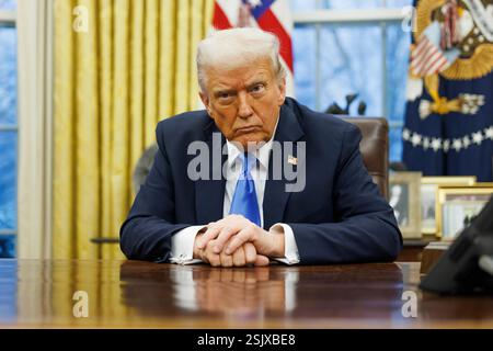Il presidente DEGLI STATI UNITI Donald Trump fa osservazioni ai media nell'ufficio ovale della Casa Bianca, mentre incontra Elon Musk, a Washington DC martedì 11 febbraio 2025. Credito: Aaron Schwartz/CNP Foto Stock