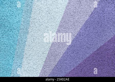 Sfondo astratto con strisce diagonali colorate in tonalità di blu, lavanda e viola con finitura ruvida, per creare una Foto Stock