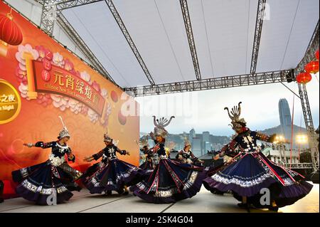 Hong Kong, Cina.11 febbraio 2025. Gli artisti provano canzoni e balli etnici durante un'anteprima mediatica della serata di gala del Carnevale delle Lanterne del Capodanno Cinese, organizzata dal Dipartimento dei servizi culturali e del tempo libero, presso l'Hong Kong Cultural Centre (HKCC) per celebrare il Festival delle Lanterne l'11 febbraio 2025 a Hong Kong, in Cina. Crediti: Li Zhihua/China News Service/Alamy Live News Foto Stock