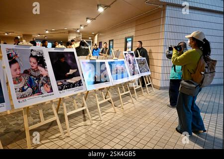 Hong Kong, Cina.11 febbraio 2025. Le persone visitano una mostra fotografica durante un'anteprima mediatica della serata di gala del Carnevale delle Lanterne del Capodanno Cinese, organizzata dal Dipartimento per il tempo libero e i servizi culturali, presso l'Hong Kong Cultural Centre (HKCC) per celebrare il Festival delle Lanterne l'11 febbraio 2025 a Hong Kong, in Cina. Crediti: Li Zhihua/China News Service/Alamy Live News Foto Stock