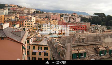 Panorama della città di Genova dalla piattaforma di osservazione. Porto, edifici e architettura del centro storico della Liguria in Italia. Vista dall'alto nelle soleggiate giornate invernali Foto Stock