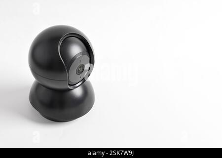 Telecamera di sicurezza CCTV nera isolata su sfondo bianco. Videocamera di sicurezza wireless per la casa intelligente Foto Stock