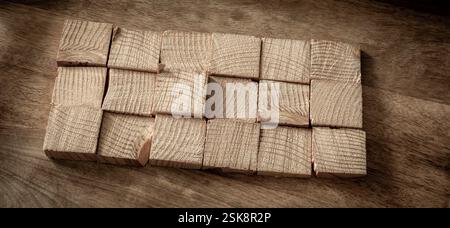 Sfondo in legno. Blocchi di legno disposti a griglia su una superficie in legno con texture e colori naturali Foto Stock