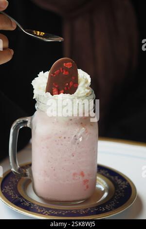 Deliziosa bevanda da dessert condita con cioccolato e panna montata Foto Stock