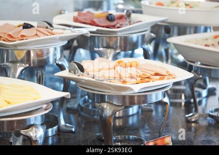 Buffet con affettati assortiti e insalate in un ristorante Foto Stock