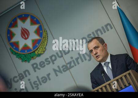 Il ministro degli Esteri azero Jeyhun Bayramov parla durante la conferenza stampa del 14 maggio 2024 a Baku, Azerbaigian. Il ministro degli affari esteri della Repubblica dell'Azerbaigian e il presidente dell'OSCE, il ministro degli affari esteri, del commercio e degli affari europei di Malta, Ian Borg, si incontrano a Baku. Foto Stock
