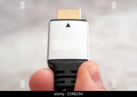 interfaccia multimediale hdmi ad alta definizione a portata di mano. Trasmissione del segnale ad alta velocità 8K. Connettore HDMI Foto Stock