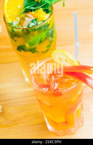 Rinfrescanti cocktail estivi serviti con vivaci decorazioni in un vivace bar all'aperto durante un raduno pomeridiano di sole Foto Stock
