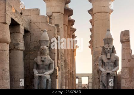Tempio di Luxor a Luxor, Tebe antica, Egitto. Il Tempio di Luxor è un grande complesso di templi antichi egiziani situato sulla riva orientale del fiume Nilo e W. Foto Stock