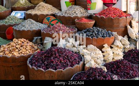 Bollitore per tè e spezie in sacchetti a orientare il mercato in serata Foto Stock