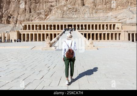 Donna viaggiatrice al Tempio della Regina Hatshepsut, Valle dei Re, Egitto Foto Stock