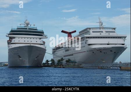 Due navi da crociera sono attraccate nel porto, Bahamas. Il sole splende in alto, Bahamas. L'acqua cristallina è un meraviglioso colore turchese, Foto Stock