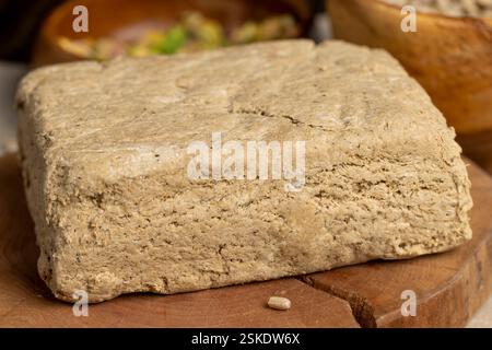 halva dal primo piano ai semi di girasole, dessert da primo piano a base di semi di girasole fritti Foto Stock