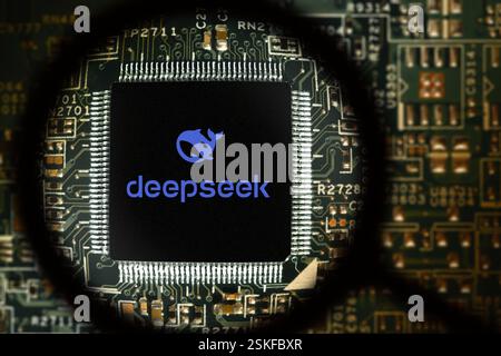 Visualizzazione del processore tramite lente d'ingrandimento con cartello DEEPSEEK. Kaunas, Lituania 2025 02 12 Foto Stock