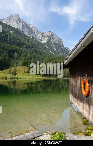 Capanna sul lago Ferchensee, Mittenwald Foto Stock