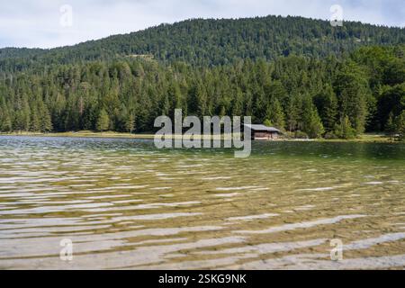 Capanna sul lago Ferchensee, Mittenwald Foto Stock