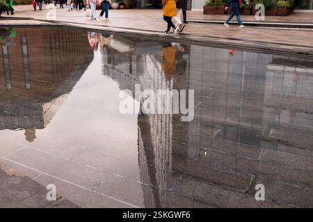 Edifici urbani che si riflettono nell'acqua Foto Stock