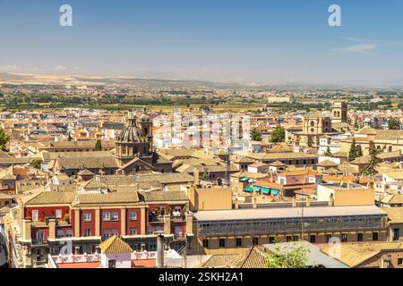 Granada città in Spagna. Vista panoramica di una città storica, con tetti in terracotta, architettura antica e un vasto paesaggio sotto a. Foto Stock