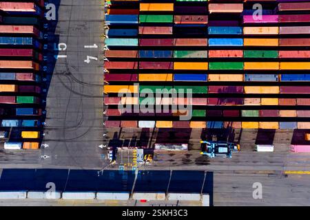 Vista aerea di container e navi da carico nel porto marittimo di Barcellona in Spagna, in Europa. Concetto di commercio marittimo e marittimo e di guerra commerciale dovuta Foto Stock