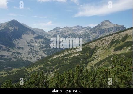 Catena montuosa DELLA BULGARIA con cime innevate. Lussureggianti valli verdi con un lago. BULGARIA Foto Stock