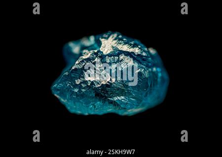 Primo piano di diamante blu ruvido naturale su sfondo scuro Foto Stock