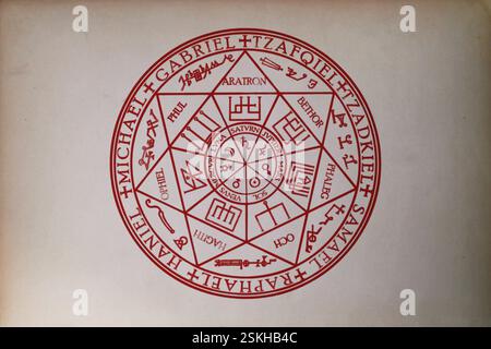 Primo piano sul Sigil dei sette arcangeli (Michele, Gabriele, Raffaello, Zadkiel, Zafqiel, Samael e Haniel), i sette pianeti classici (Sole, Luna Foto Stock