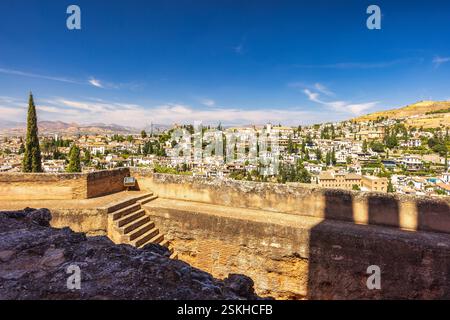 Città di Granada in Spagna dal complesso dell'Alhambra. Vista panoramica di una città storica da un punto panoramico elevato. Foto Stock