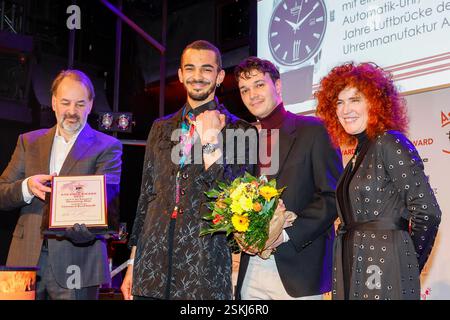 Leonard Burkhardt Preisträger, Martina Dold ASKANIA, Nabil Zebdji Laudator bei der 17. Premio Verleihung des ASKANIA in Quatsch Comedy Club Berlin. *** Leonard Burkhardt, Martina Dold ASKANIA, Nabil Zebdji, vincitore del premio ASKANIA alla 17a cerimonia di premiazione al Quatsch Comedy Club Berlin Foto Stock