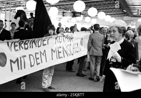 --- il gegen di protesta Herbert von Karajan a Lucerna 1969#protesta contro Herbert von Karajan, Lucerna 1969- RDB DI DUKAS Foto Stock